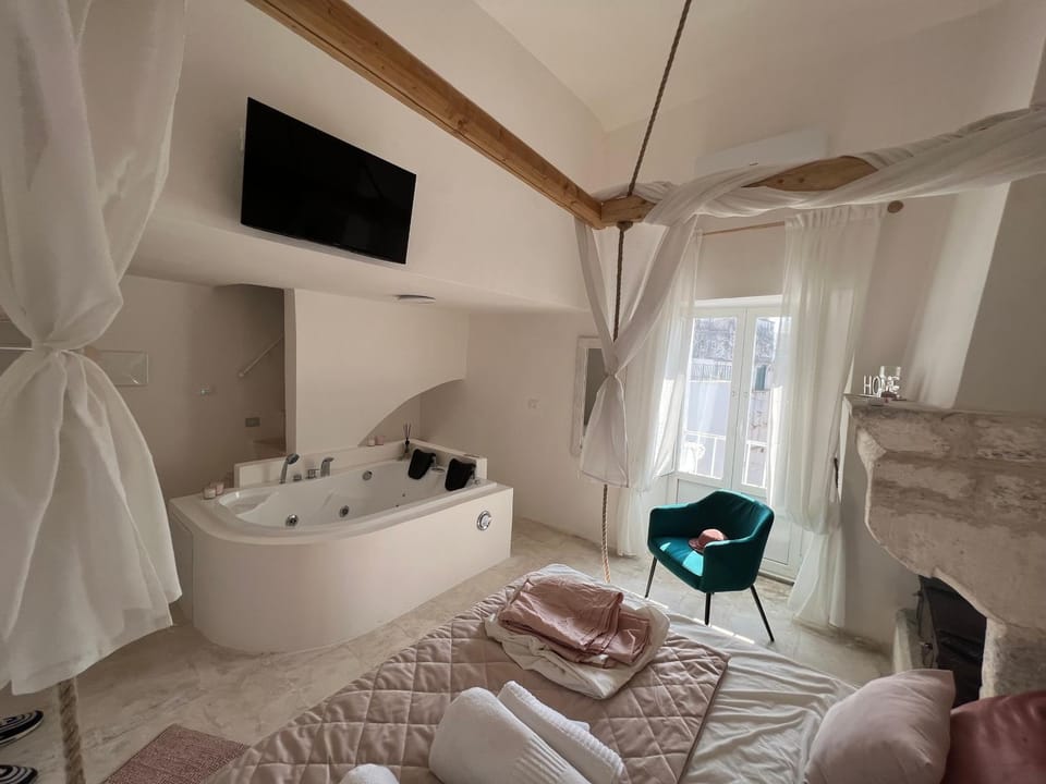 Bed, Hot Tub, TV and multimedia, Bedroom, towels