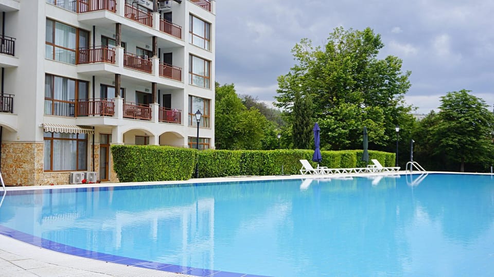 Property building, Day, Pool view, Swimming pool, sunbed