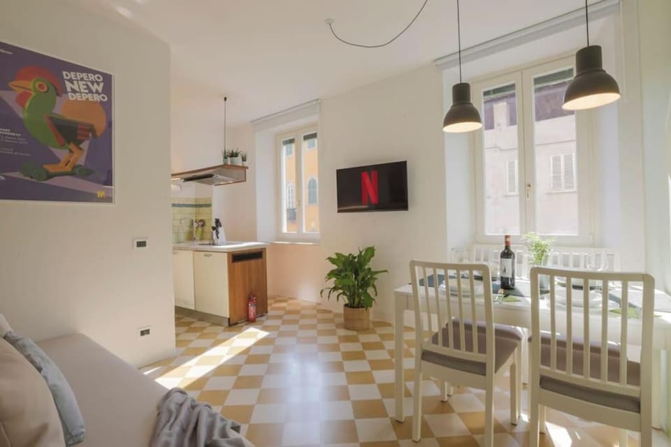TV and multimedia, Kitchen or kitchenette, Living room, Seating area, Dining area
