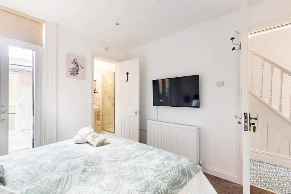 Bed, TV and multimedia, Photo of the whole room, Bedroom, towels