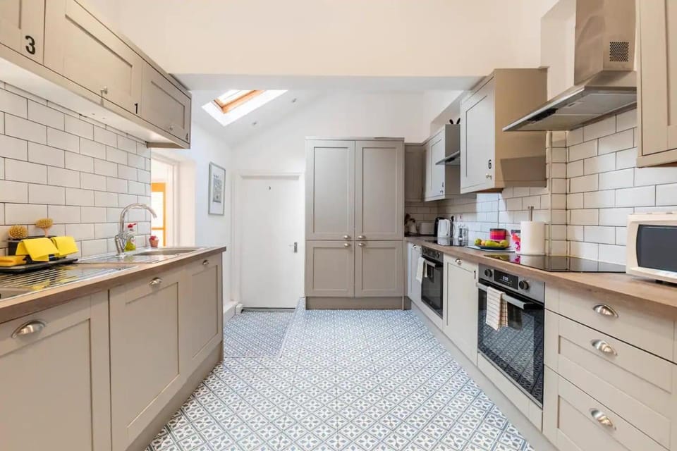 Kitchen or kitchenette, Communal kitchen, kitchen