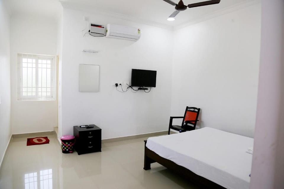 Bed, TV and multimedia, Bedroom, fireplace, air conditioner