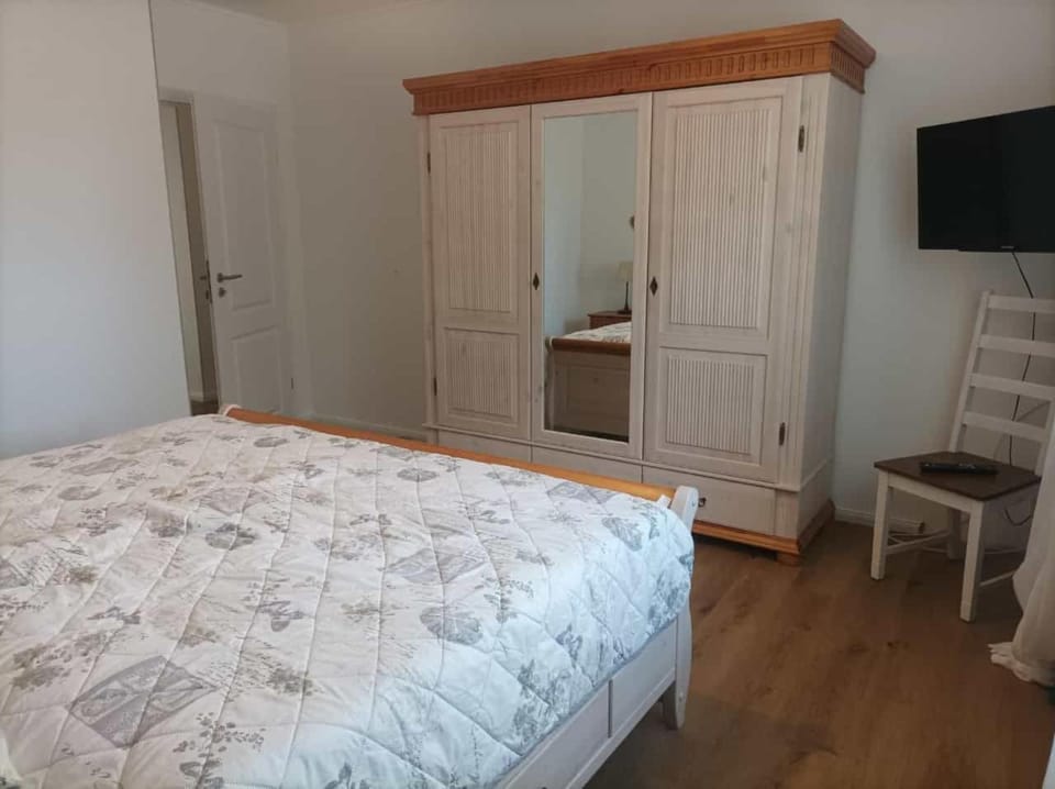 Bed, TV and multimedia, Photo of the whole room, Bedroom, wardrobe