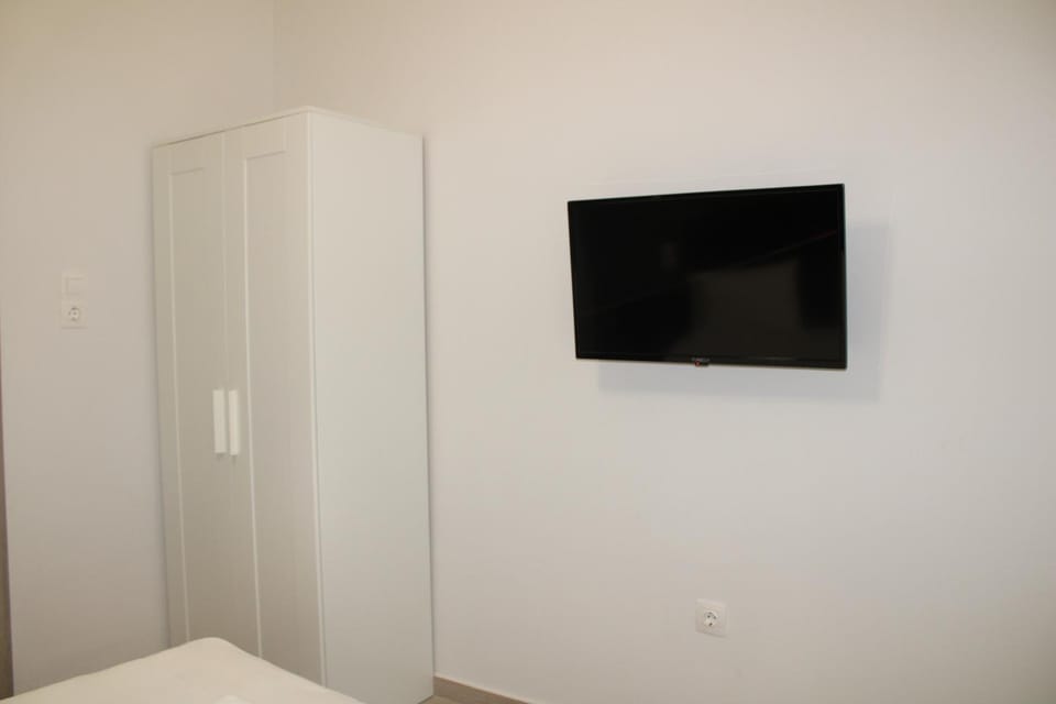 Bed, TV and multimedia, Photo of the whole room, Bedroom, wardrobe