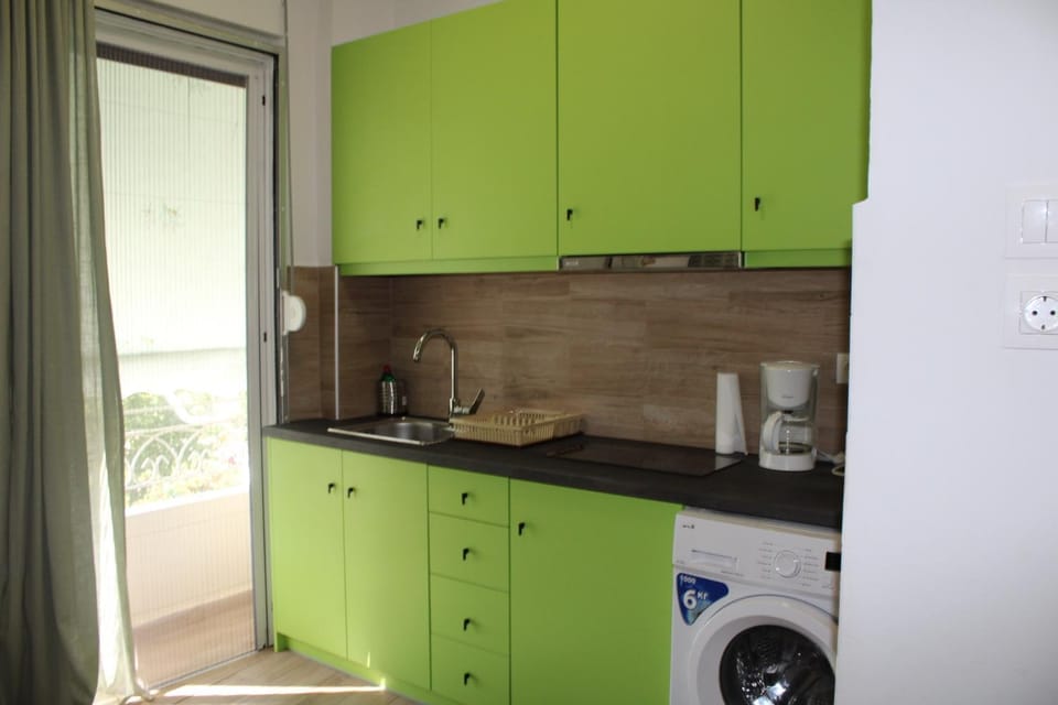 Kitchen or kitchenette, stove, washing machine