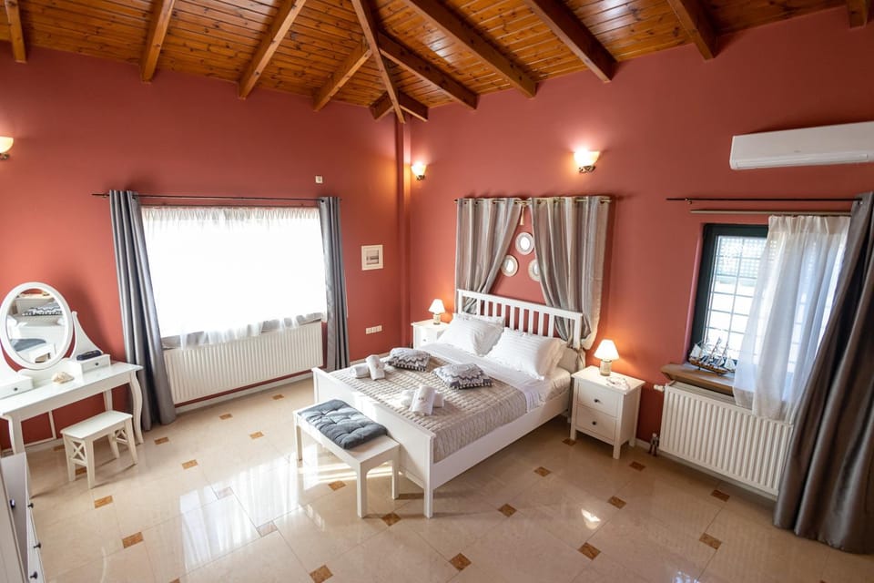 Bed, Photo of the whole room, Bedroom, internet, towels, air conditioner
