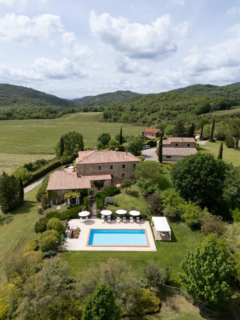 Property building, Natural landscape, Bird's eye view, Garden, Mountain view, Pool view, Swimming pool