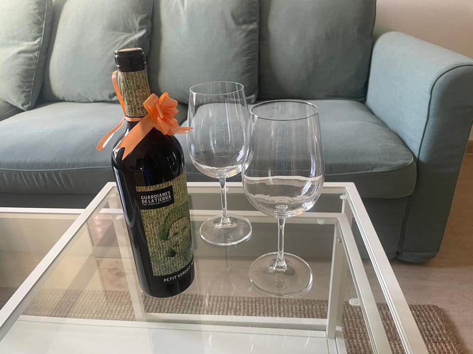 Living room, Seating area, Alcoholic drinks