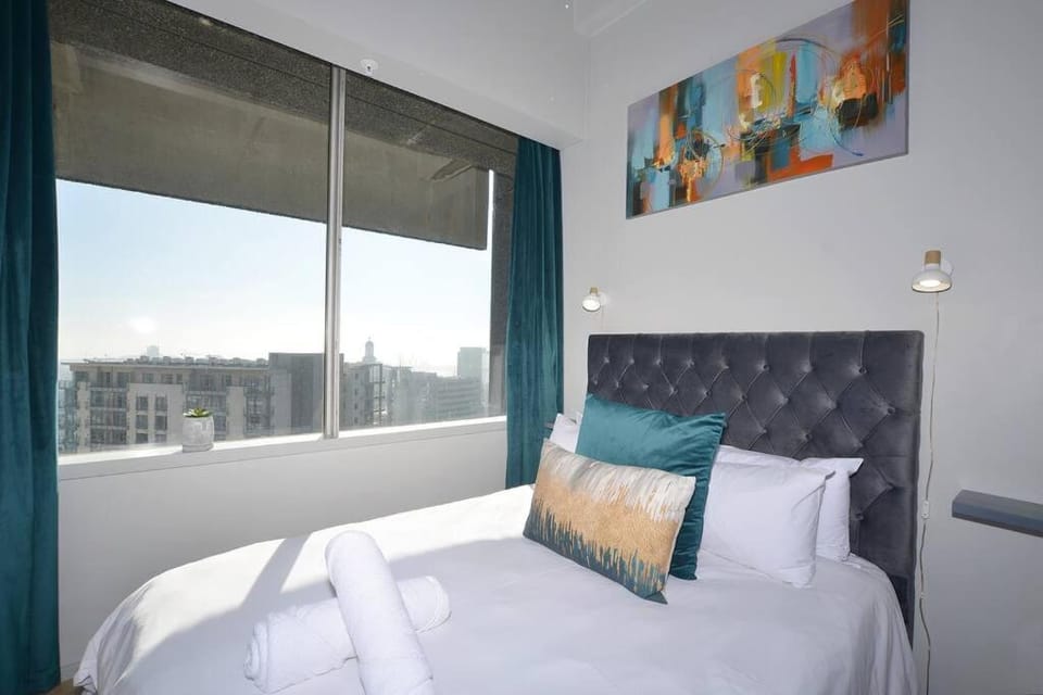 Views of V&A Mall, Robben Island & Ocean Sunsets Apartment in Cape Town