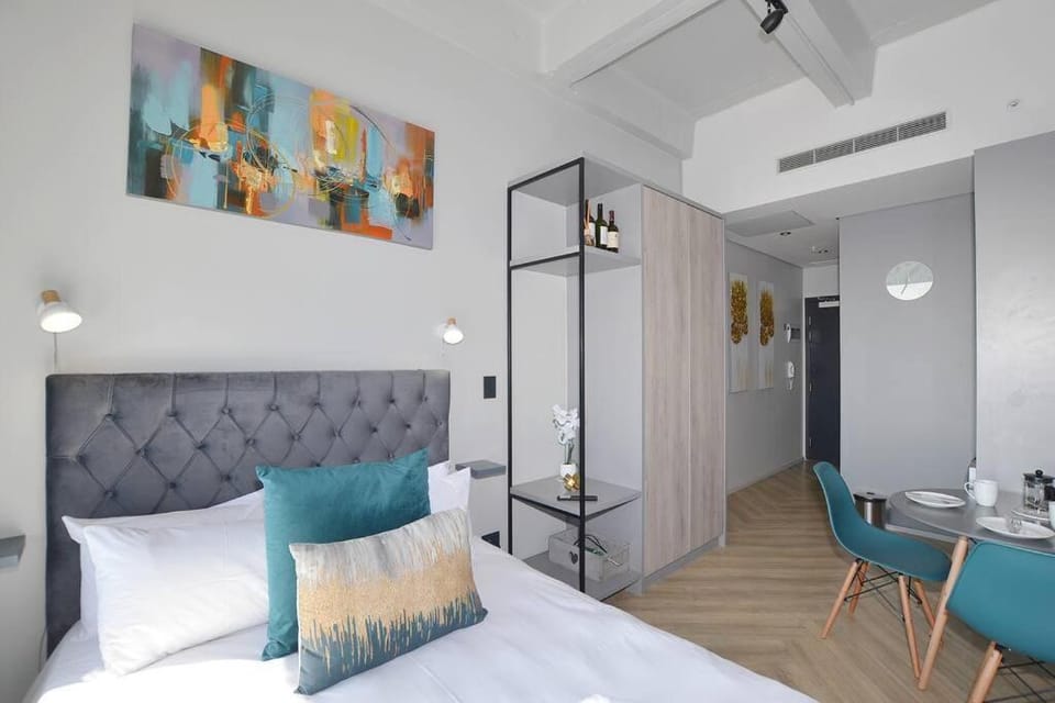Views of V&A Mall, Robben Island & Ocean Sunsets Apartment in Cape Town