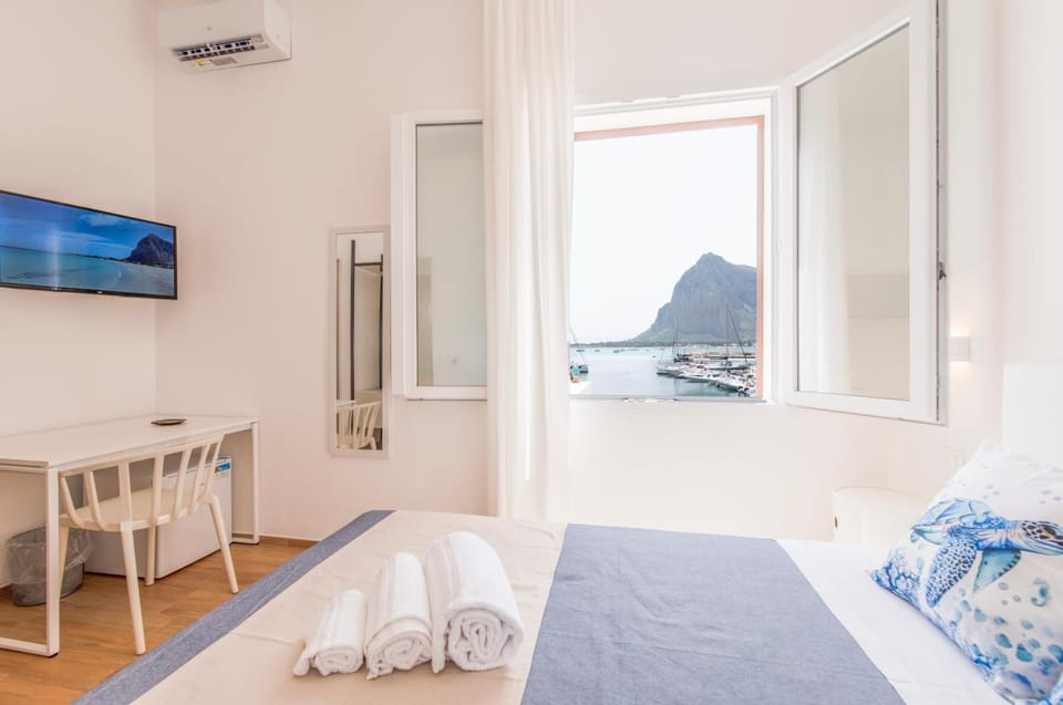 Bed, Natural landscape, TV and multimedia, Photo of the whole room, Bedroom, towels, air conditioner