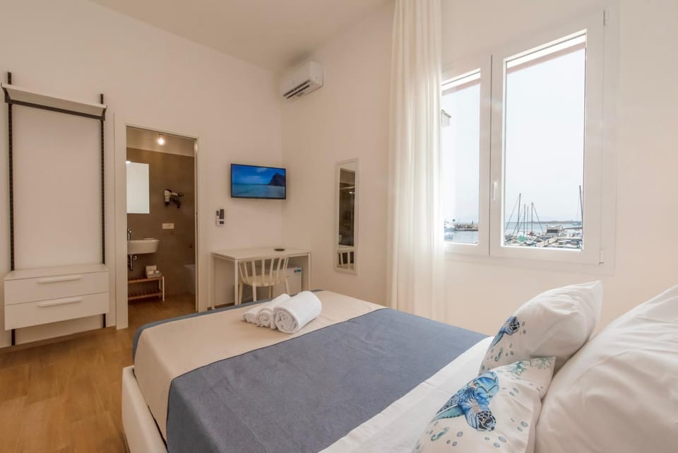 Bed, Photo of the whole room, Bedroom, Sea view, towels, air conditioner