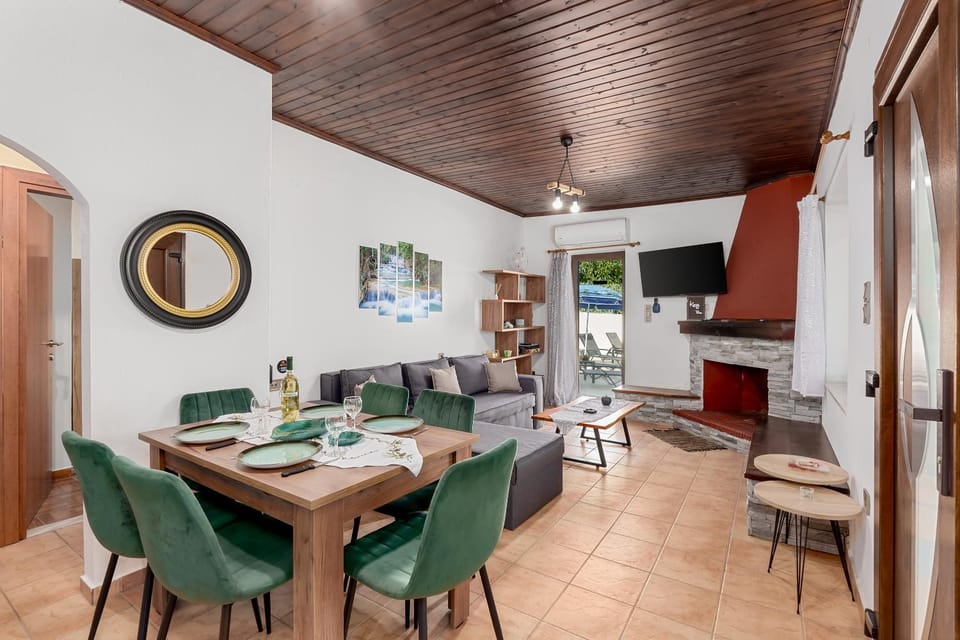 Seating area, Dining area