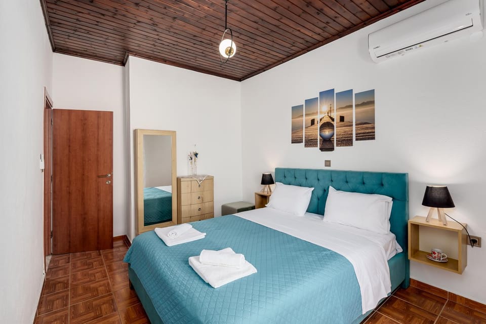 Bed, Photo of the whole room, towels, air conditioner
