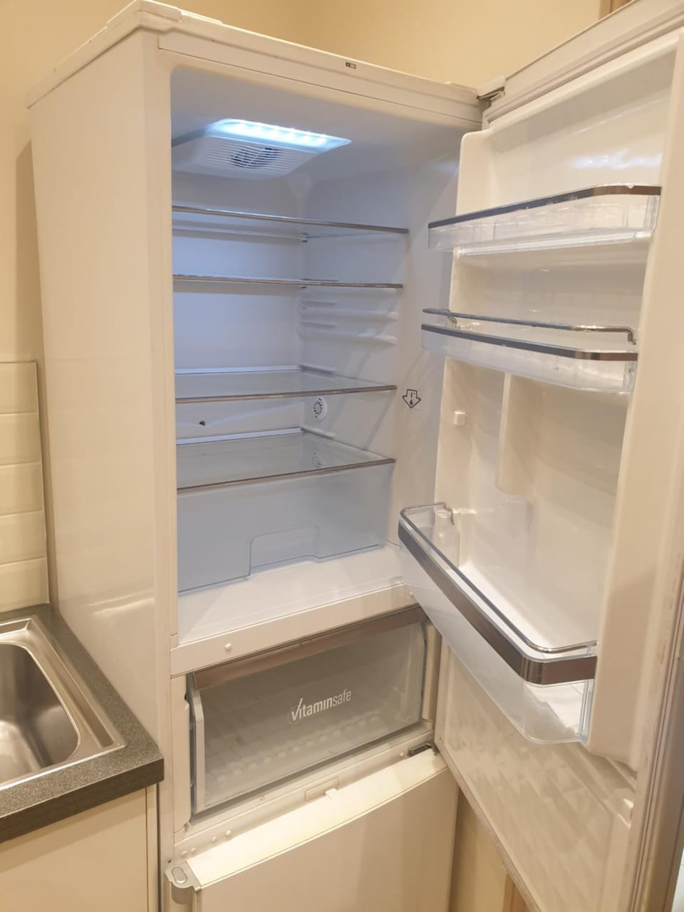 London Luxury Apartments 3 Bedroom Sleeps 8 with 3 Bathrooms 4 mins walk to tube free parking Apartment in Ilford