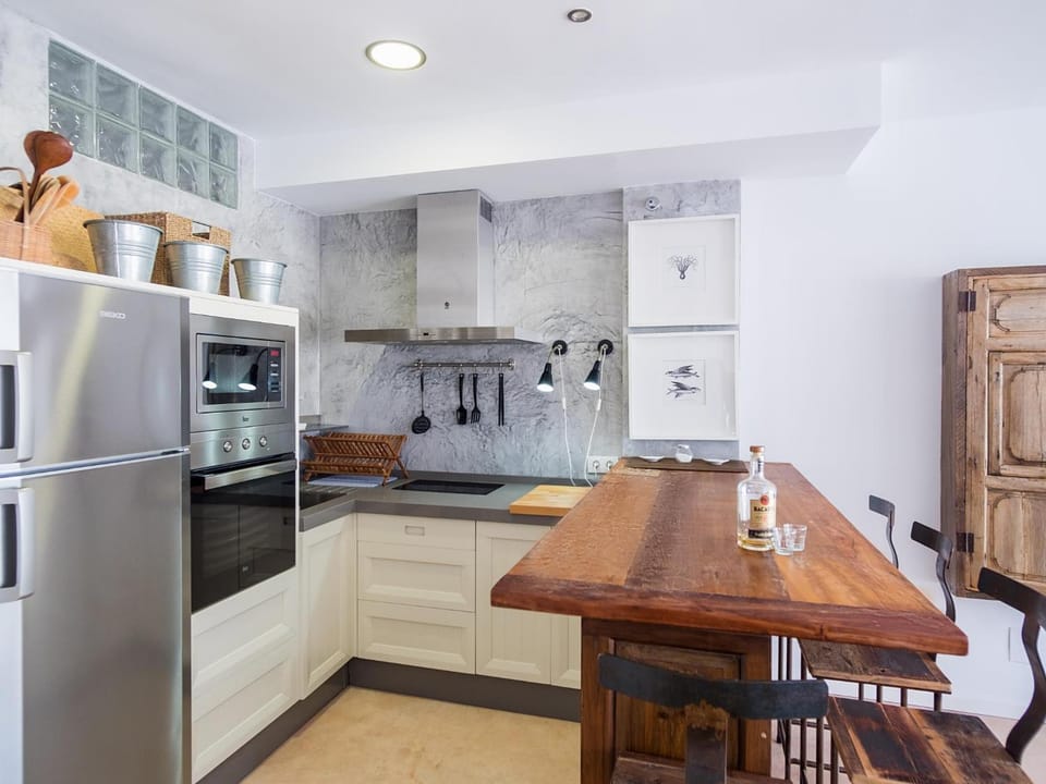 Kitchen or kitchenette, dishwasher, oven