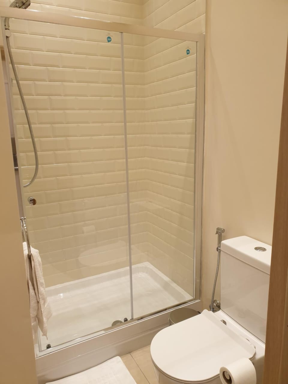 London Luxury Apartments 3 Bedroom Sleeps 8 with 3 Bathrooms 5 mins Walk to tube station free parking Apartment in Ilford