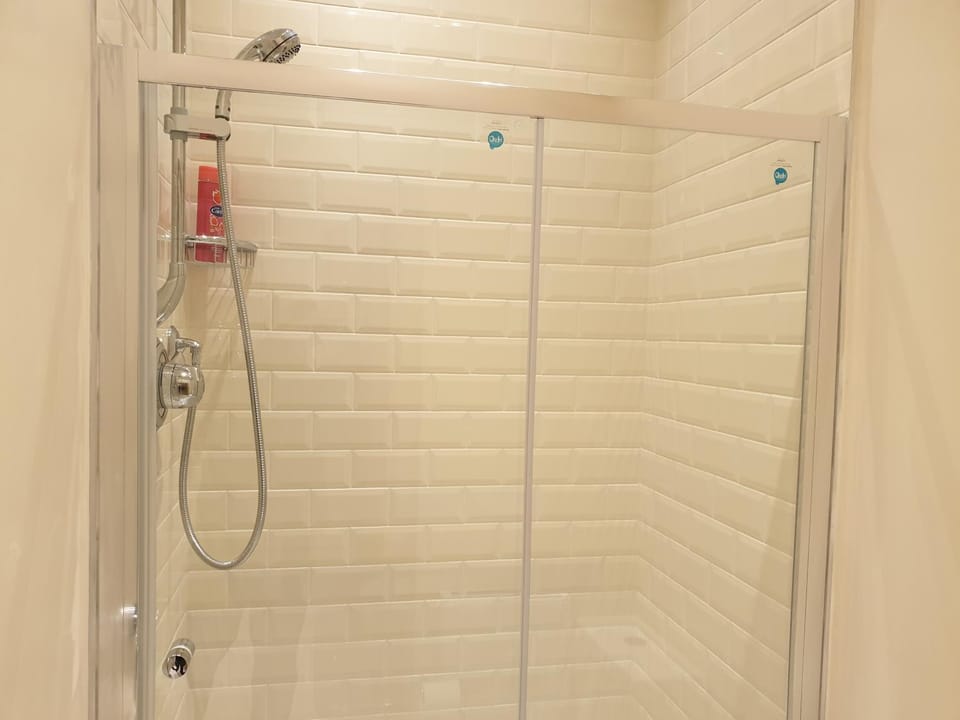 London Luxury Apartments 3 Bedroom Sleeps 8 with 3 Bathrooms 5 mins Walk to tube station free parking Apartment in Ilford