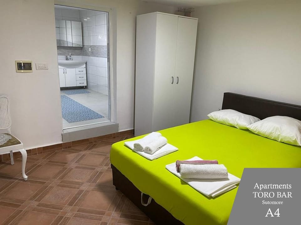 Bed, Kitchen or kitchenette, Photo of the whole room, Bedroom, towels, wardrobe