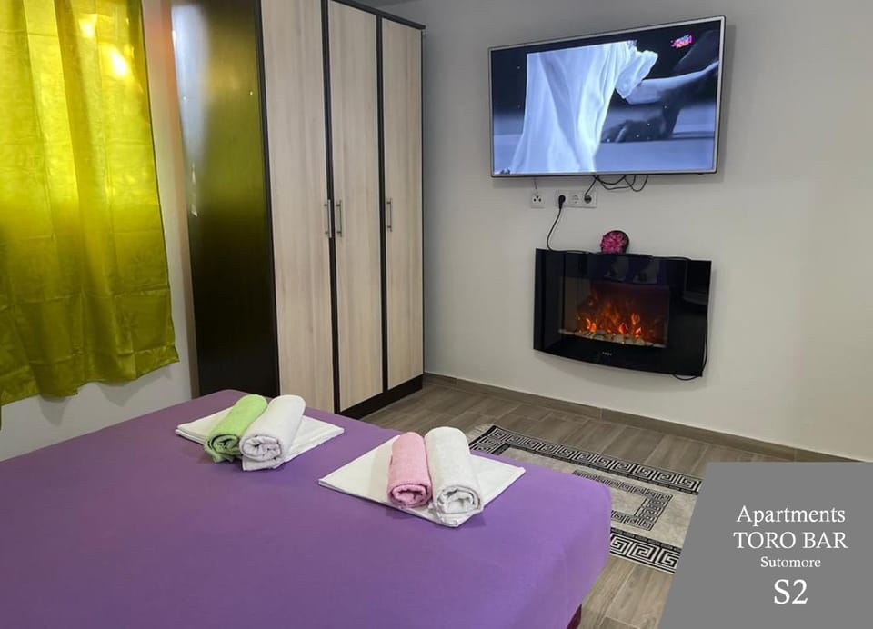 Bed, TV and multimedia, Photo of the whole room, Bedroom, flat iron, towels