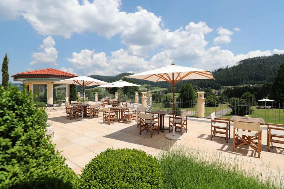 Property building, Restaurant/places to eat, Balcony/Terrace