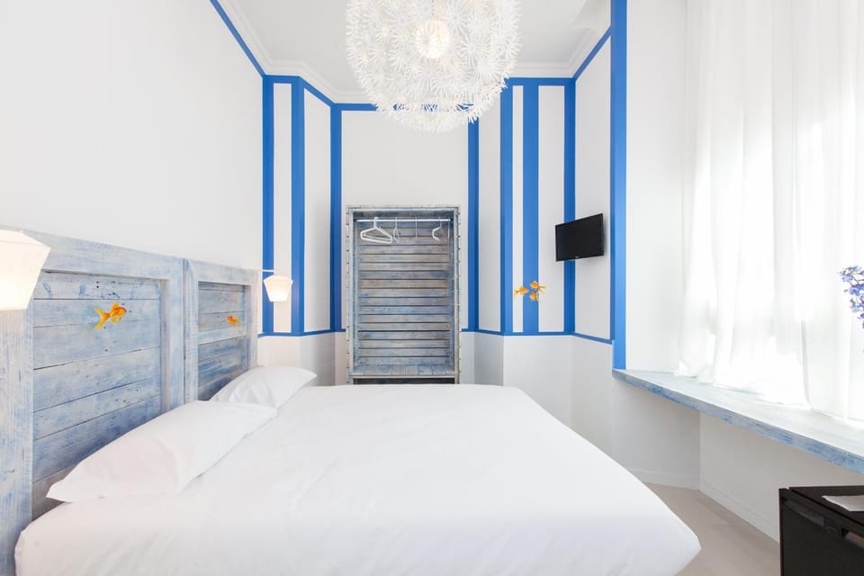 Bed, Photo of the whole room, Decorative detail, Bedroom