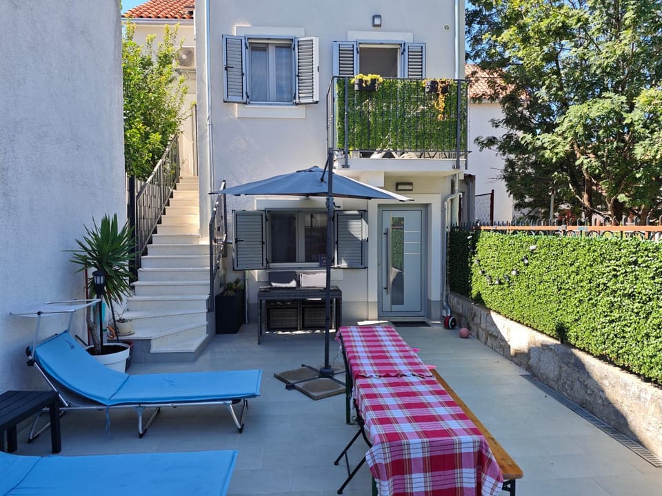 Property building, Patio, Balcony/Terrace, Seating area, sunbed
