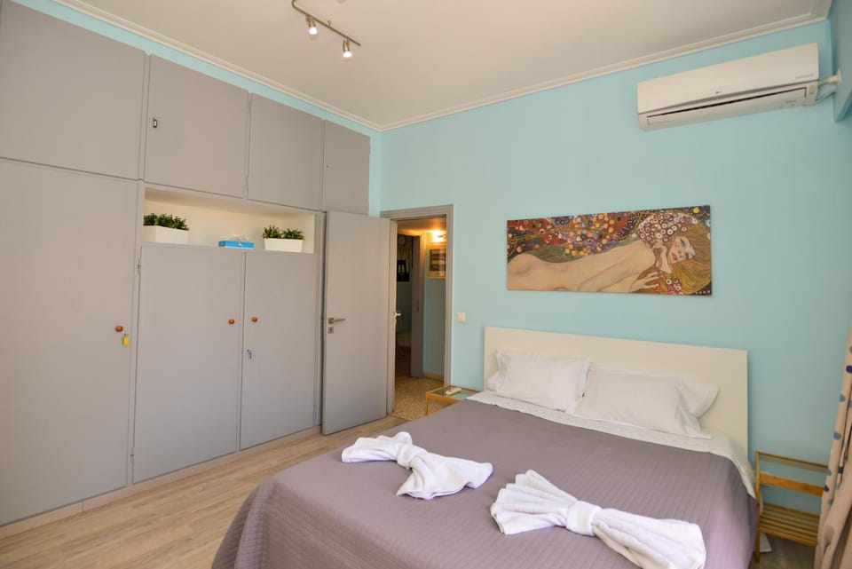 Photo of the whole room, Bedroom, wardrobe, air conditioner