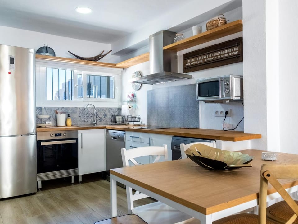 Kitchen or kitchenette, dishwasher, oven, toaster
