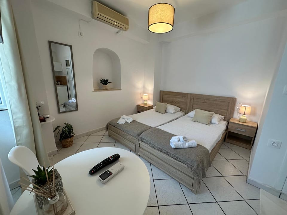 Bed, Photo of the whole room, towels, air conditioner