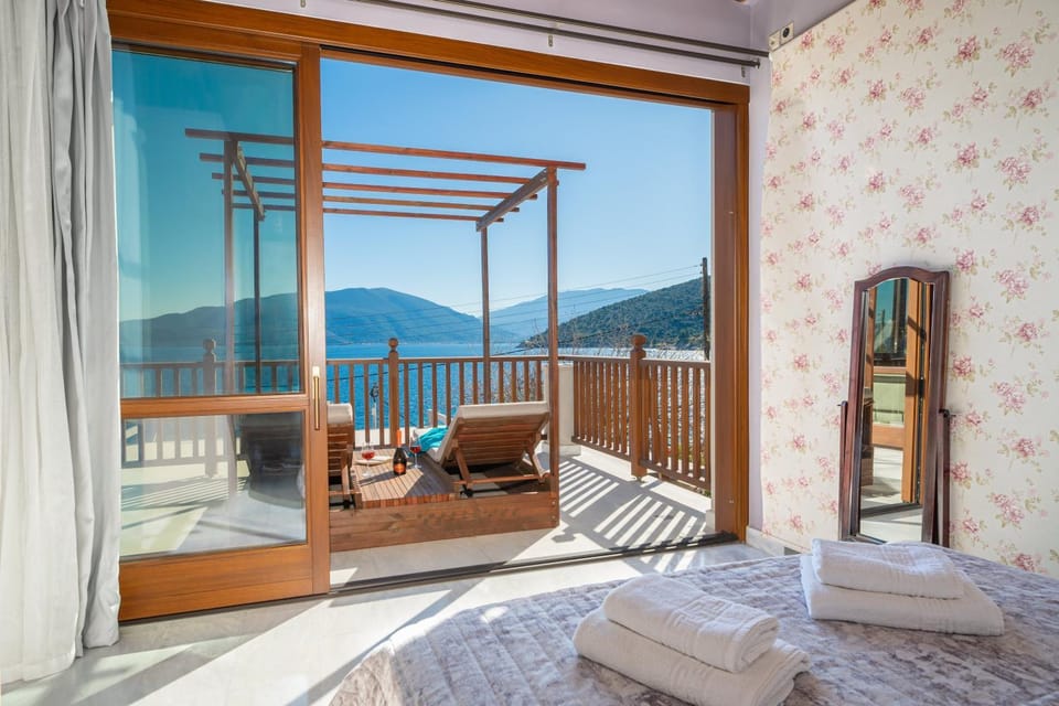 Bed, Natural landscape, View (from property/room), Balcony/Terrace, Bedroom, Sea view