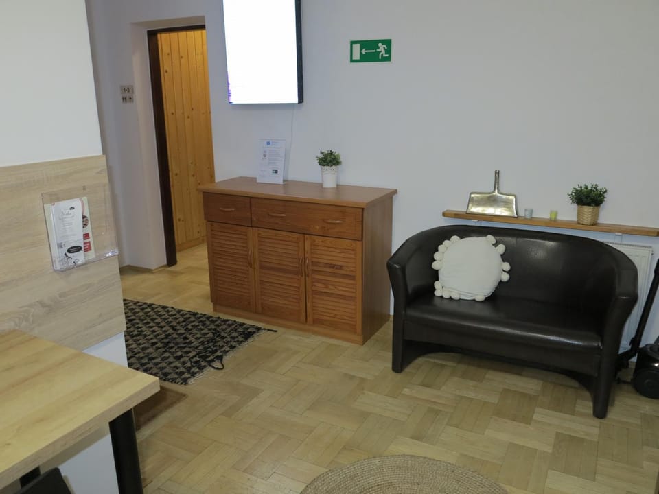 Living room, Seating area, Communal kitchen, hair dresser