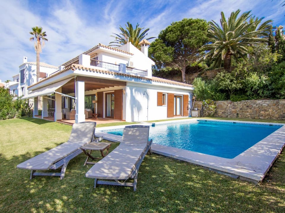 Property building, Day, Garden, Garden view, Pool view, Swimming pool