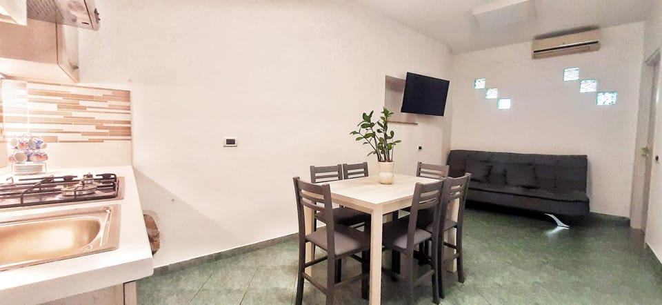 TV and multimedia, Living room, Dining area, air conditioner