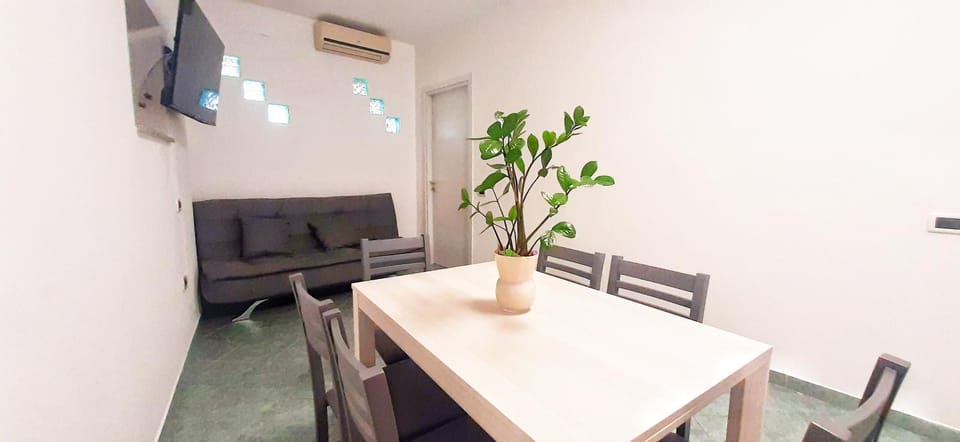 Communal lounge/ TV room, TV and multimedia, Dining area, air conditioner