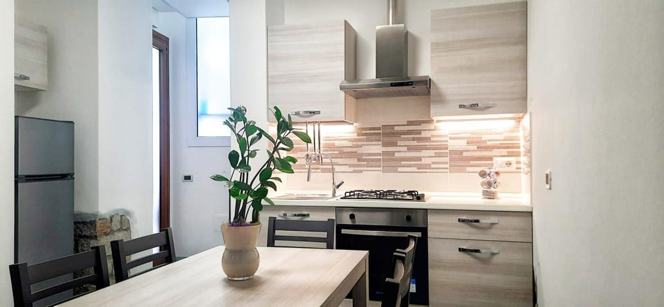 Kitchen or kitchenette, Dining area, pet friendly, stove