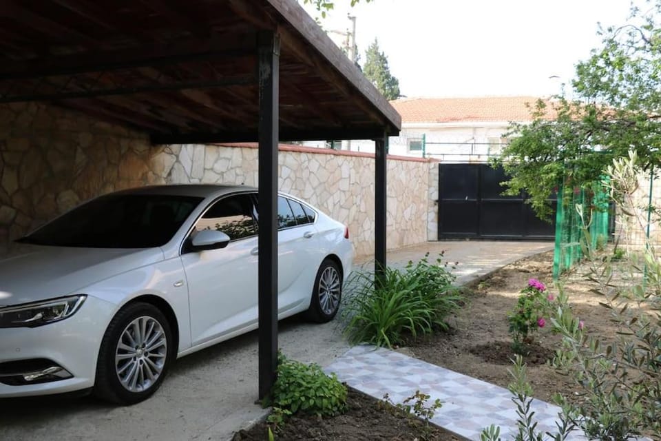 Garden, Parking