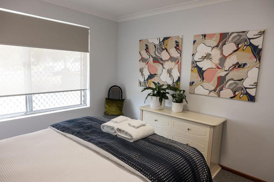 Bed, Decorative detail, Bedroom, towels