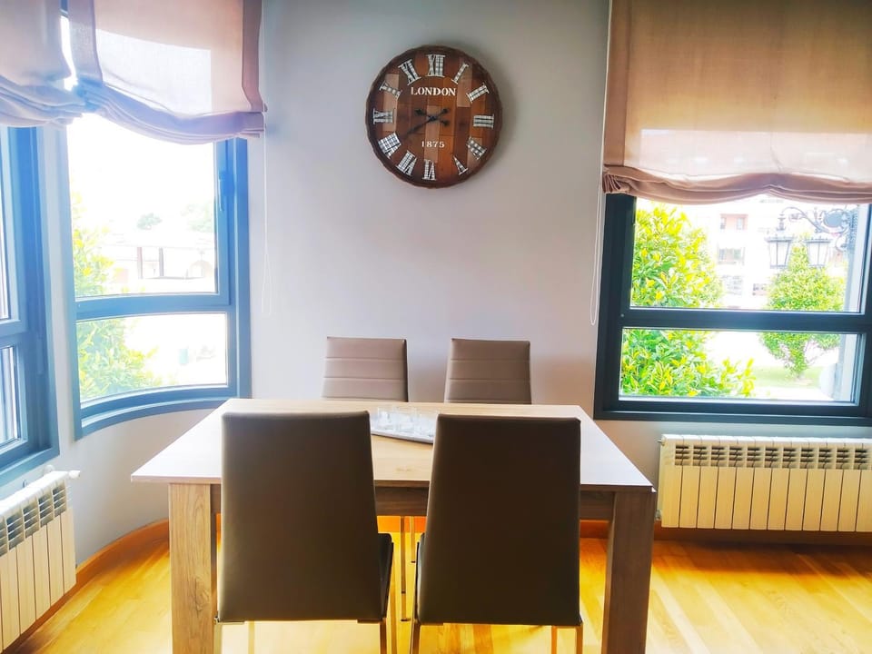 Seating area, Dining area, internet