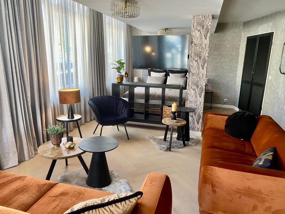 Communal lounge/ TV room, Bed, TV and multimedia, Living room, Photo of the whole room, Seating area, Evening entertainment, Bedroom