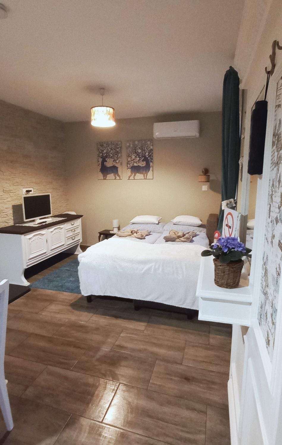 Bed, Living room, Photo of the whole room, air conditioner