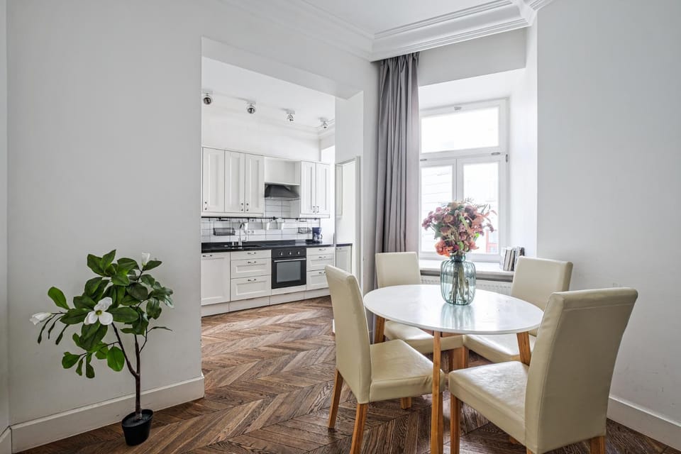 Kitchen or kitchenette, Living room, Seating area, Dining area