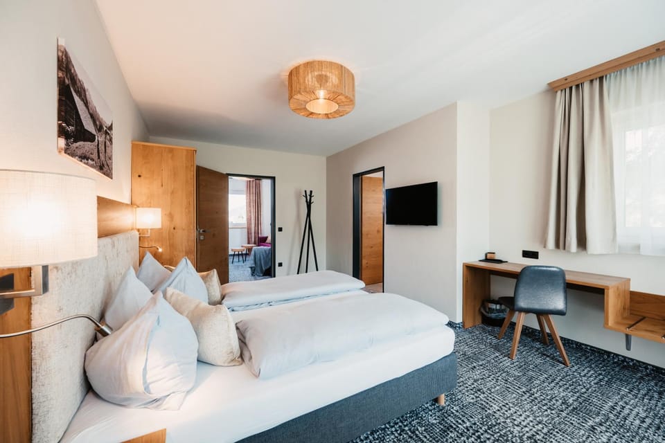 Communal lounge/ TV room, Bed, TV and multimedia, Living room, Photo of the whole room, Evening entertainment, Bedroom, hair dresser