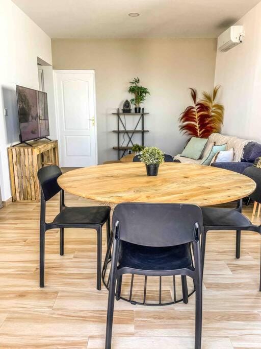 Living room, Seating area, Dining area, air conditioner