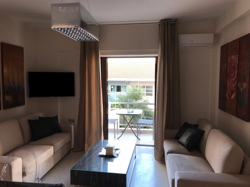 TV and multimedia, Balcony/Terrace, Living room, Seating area, air conditioner