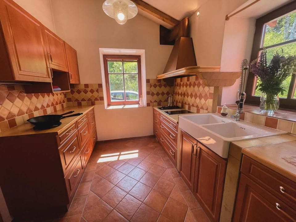 Kitchen or kitchenette, Communal kitchen, dishwasher, pet friendly, stove, kitchen