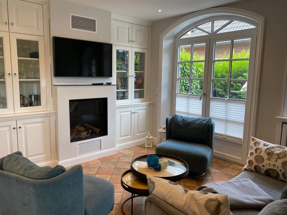TV and multimedia, Living room, Seating area, flat iron