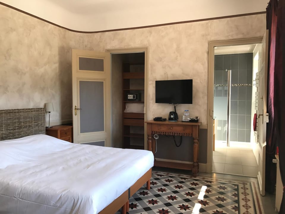 Shower, Bed, Bathroom, TV and multimedia, Coffee/tea facilities, Photo of the whole room, Bedroom, wardrobe