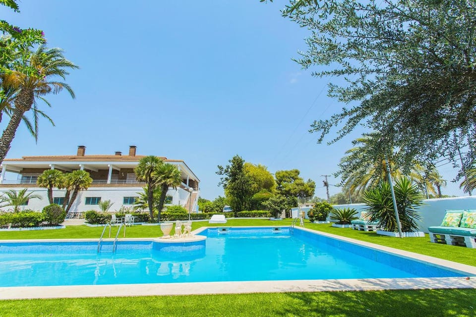 Property building, Garden, Swimming pool, sunbed