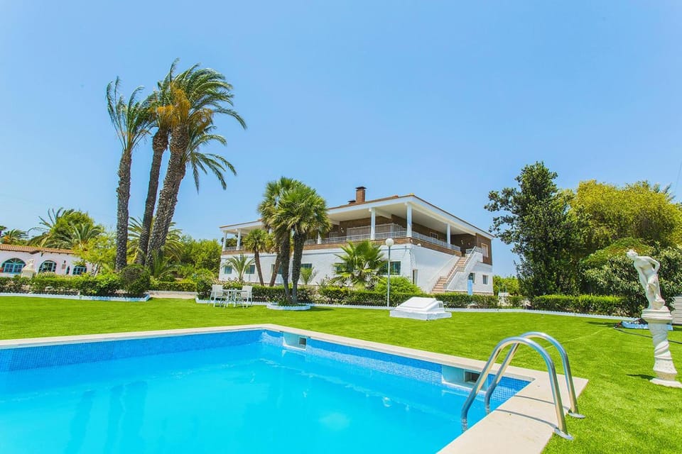Property building, Garden, Swimming pool